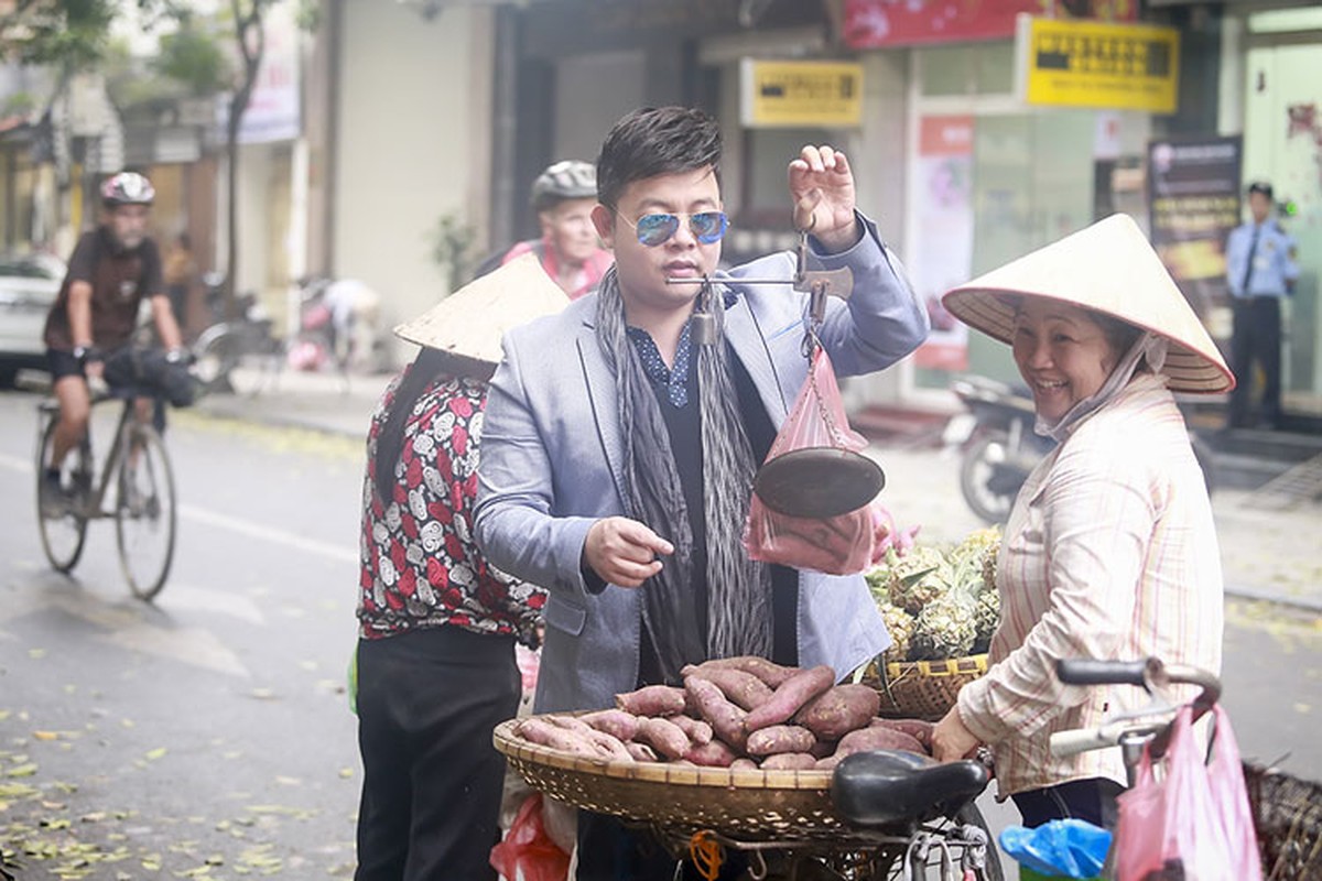 Quang Le hut dieu cay mua hang rong tren pho co HN-Hinh-4